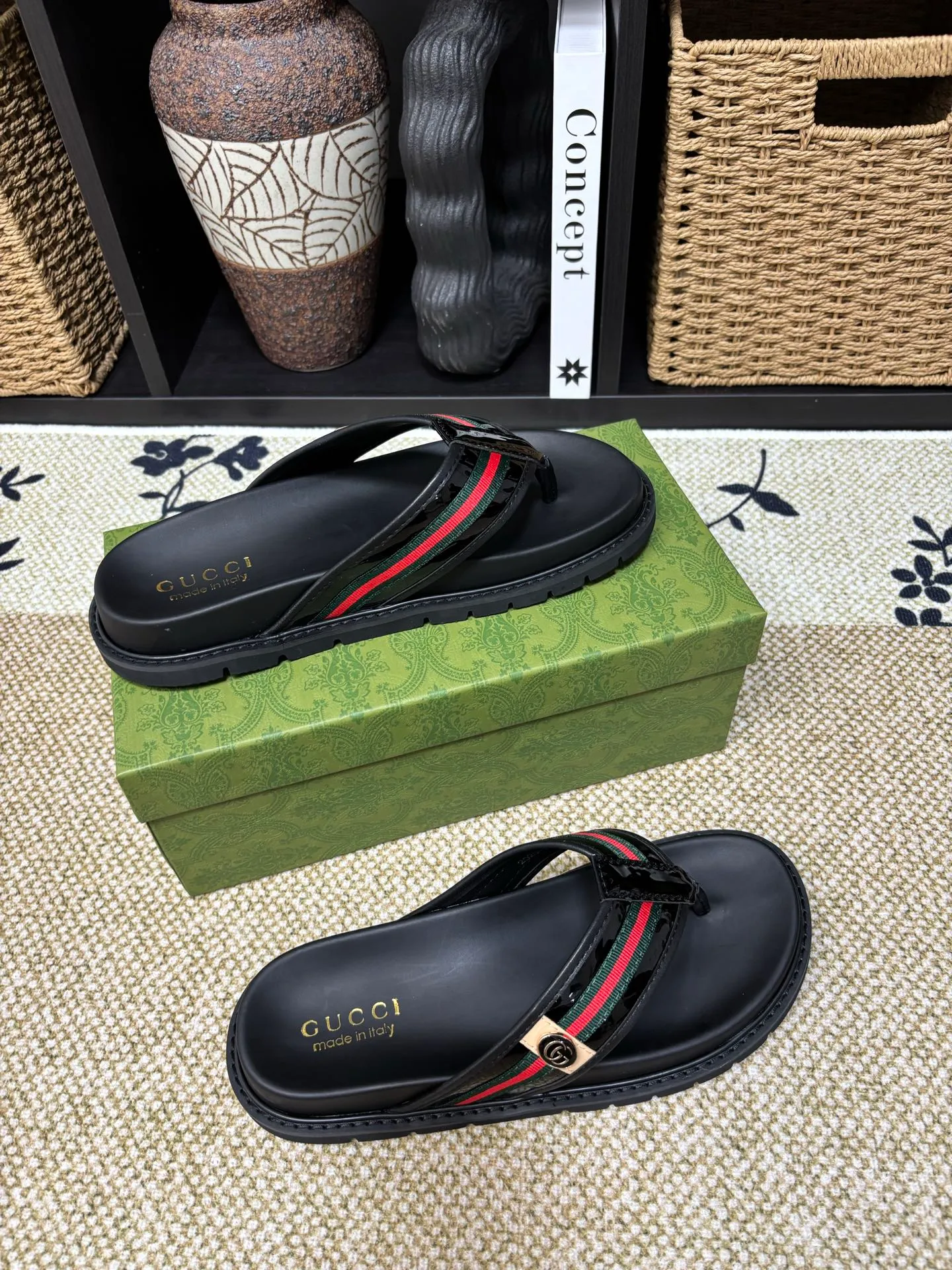 Factory 💰 300 yuan Gucci slippers] high-end men's shoes brand official website 1:1 latest masterpiece: original mold customization, the fabric is made of imported original materials, upgraded outsole, lighter and non-slip. The market's top quality, simple yet tasteful, a must-have for fashionistas, fashionable at your feet, full of confidence, the same style at the counter 👍The season of summer slippers is here. Code: 38-45 (45 customized)